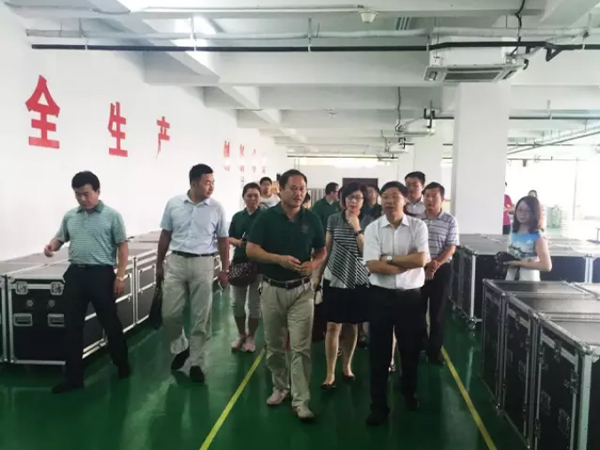 暨大EMBA師生一行來(lái)山東神博參觀考察并授牌