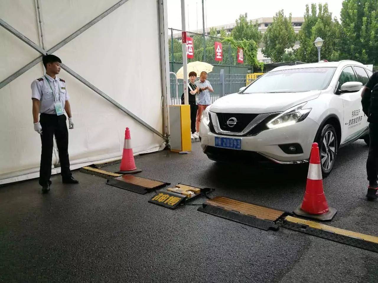 車底安檢系統(tǒng)大顯身手，守護各場所安全