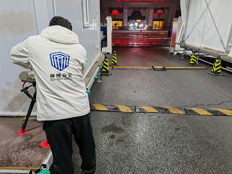 神博工作人員調(diào)試車底安檢設(shè)備